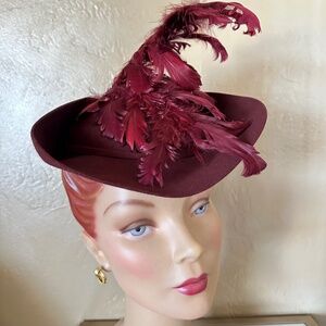 SWANKY 1940s' BURGUNDY FELT "PETER PAN" HAT WITH CURLY FEATHERS & SATINY LACING